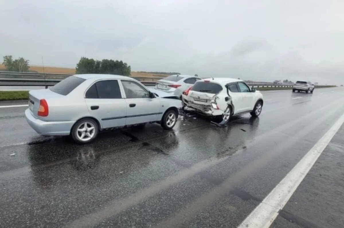    Полицейские выясняют причину столкновения восьми автомобилей в Кузбассе