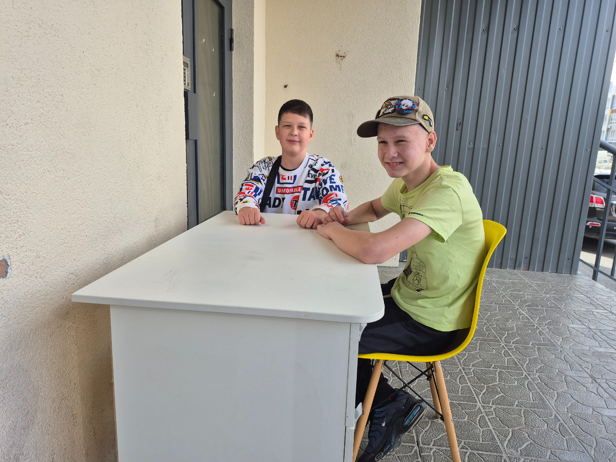 Матвей с другом в процессе разгрузки газели, нашли время для шуток, сели за стол, типа мы тут делаем домашку и гуляем одновременно)))