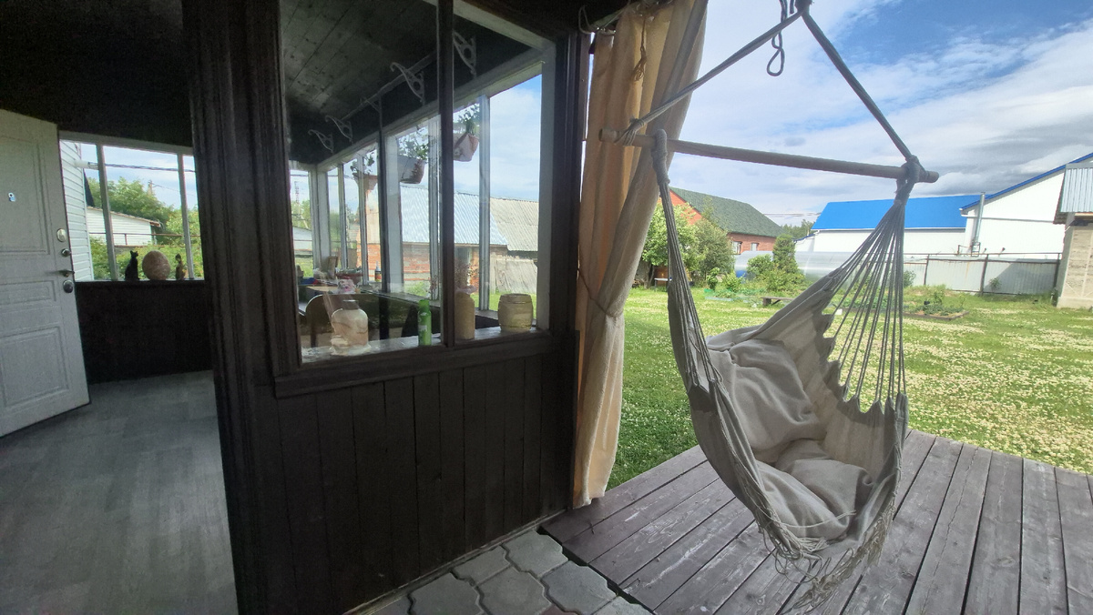 Наш старый дом в Урае сейчас стоит пустой, приходят чужие люди, смотрят, "примеряют" его на себя..