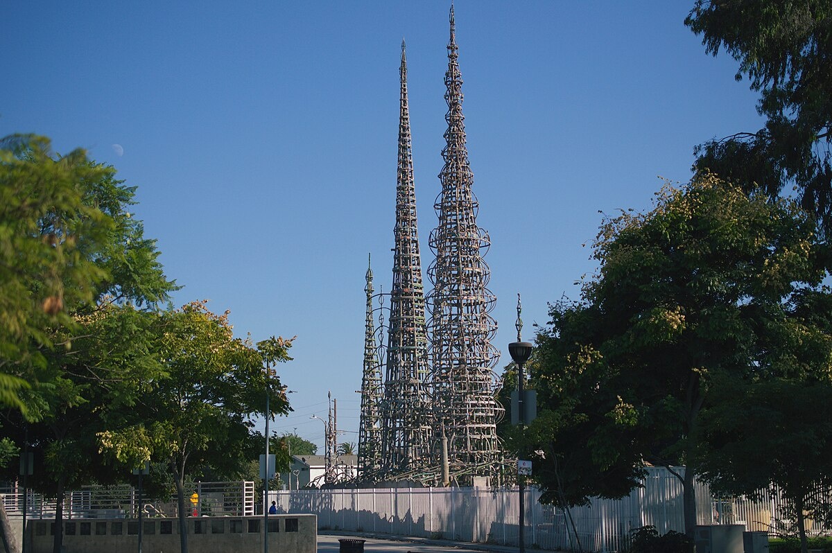 Изображение взято с сайта https://upload.wikimedia.org/wikipedia/commons/thumb/e/e5/Watts_Towers_in_Los_Angeles_04.jpg/1200px-Watts_Towers_in_Los_Angeles_04.jpg