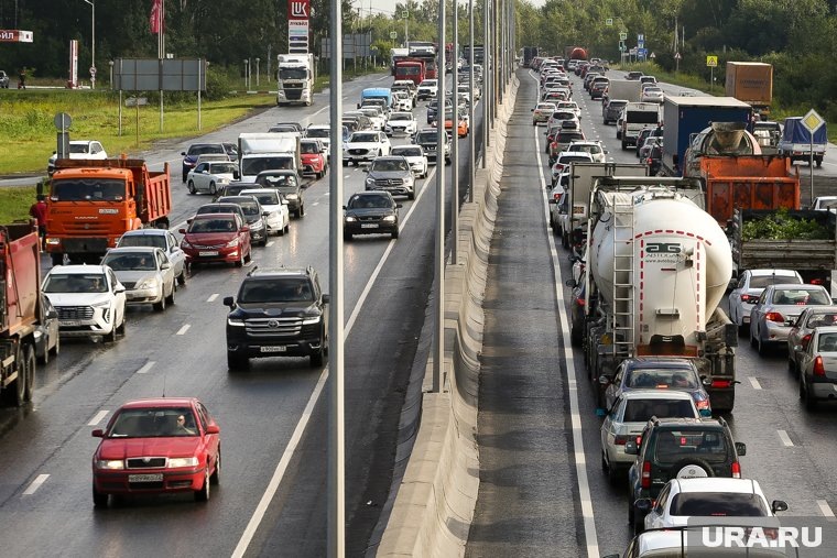  В Челябинске из-за дождя образовались пробки, цены на такси выросли в три раза   📷

