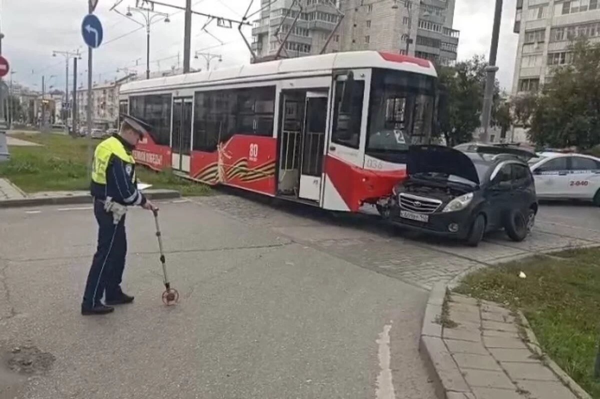   В Екатеринбурге столкнулись легковушка и трамвай