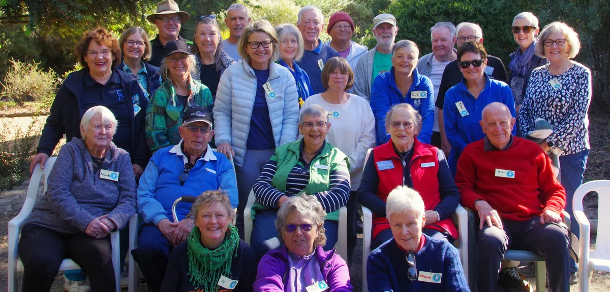 
Волонтеры гражданской науки в проекте The Little Penguin. Фото: Стивен Хеджес, https://www.environment.sa.gov.au/goodliving/posts/2025/07/sa-citizen-science-award-2025
