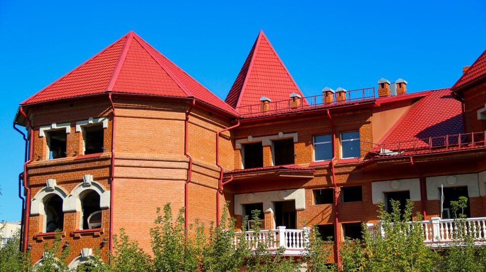    "Красный замок" на улице Малахова, 155. 26 августа 2025 года. Источник: Виталий Барабаш/"Толк"