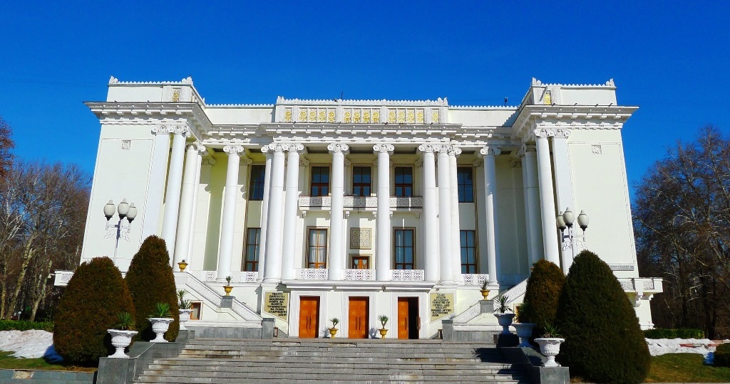 Подарок Сталина. Как Дмитрий Билибин возвел на месте городской свалки самый красивый театр Душанбе