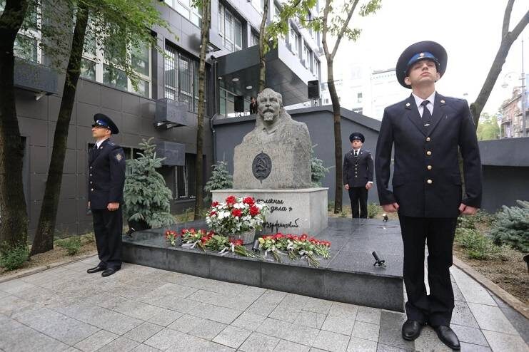 Памятник Феликсу Дзержинскому торжественно открыли во Владивостоке
