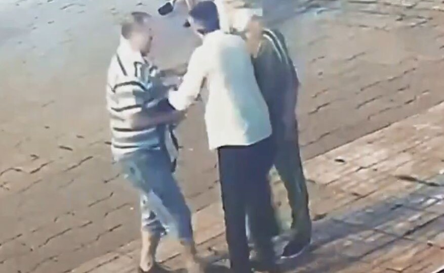 Нападение в центре Москвы: двое кавказцев избили и «отработали» мужчину на глазах у равнодушных зевак