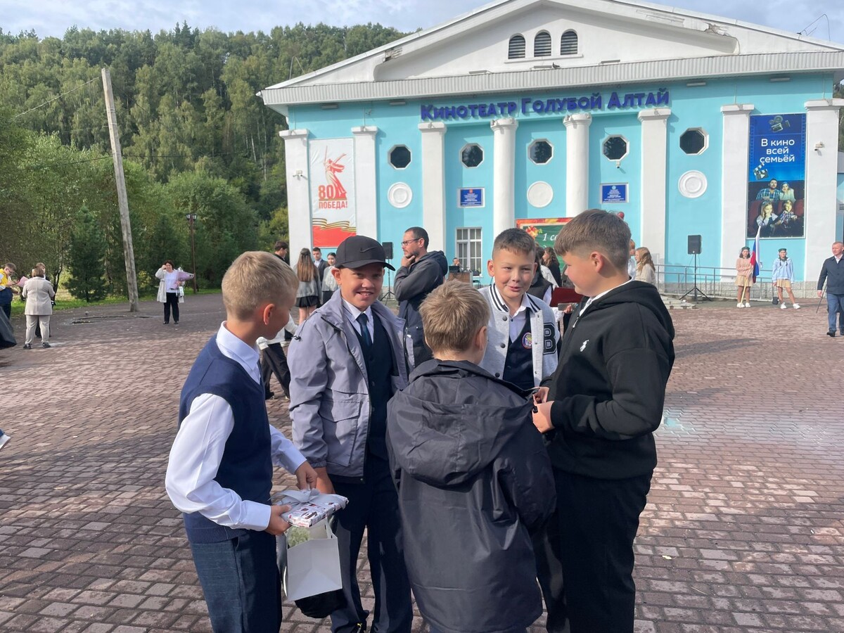 Старшие - у кинотеатра. А у младших - классный час в школе. 