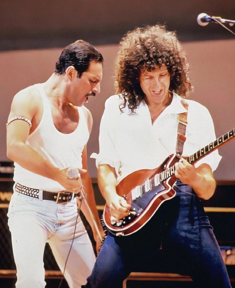 Фредди и Брайан Мэй в составе Queen зажигают на «Live Aid» 
