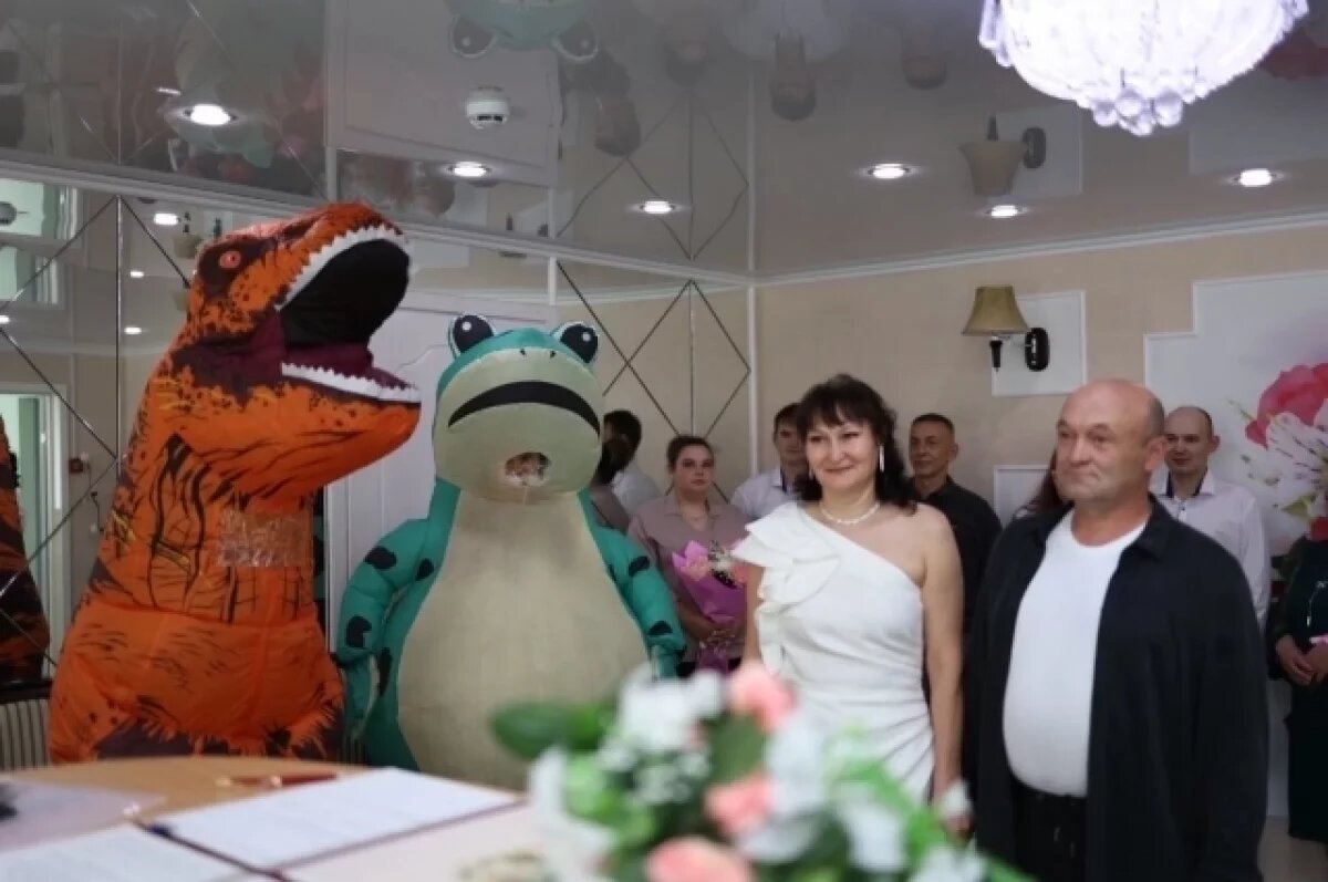    В Пермском крае лягушка и динозавр стали гостями на свадьбе в ЗАГСе