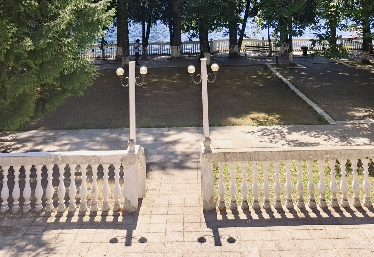 Вид на озеро Рица с крыльца дачи Сталина. Август 2025. Фото автора.