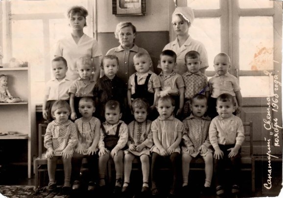 Игорь Орлов родился в Перми в семье работников машиностроительного предприятия — завода имени М. И. Калинина. Его мама была рабочей на предприятии, отец трудился здесь же на инженерно-технической должности. Как признавался Игорь Орлов в интервью газете «Звезда», с малых лет он грезил работой в милиции. «Мною двигала романтика: ребенком я зачитывался детективами Аркадия Адамова об инспекторе Лосеве. Специально для меня родители выписывали “Советскую милицию”»,— вспоминал юбиляр. Став старше, он вступил в оперативный комсомольский отряд, в дальнейшем был внештатным инспектором ОБХСС Свердловского района.
На фото: Игорь Орлов в детском саду, во втором ряду в середине
Фото: личный архив Игоря Орлова