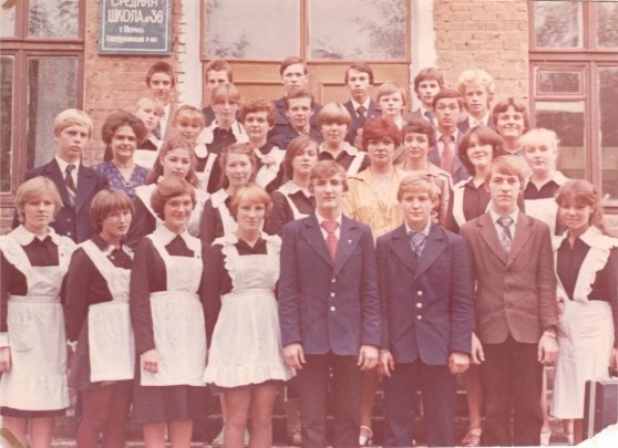 Сразу после школы он трудоустроился на завод им. М. И. Калинина слесарем-ремонтником, мечтая о работе в правоохранительных органах. «Я планировал подавать документы в Омскую школу милиции, однако в год моего планируемого поступления у них изменились правила: от абитуриентов потребовалось прохождение военной службы. А я-то вчерашний выпускник школы, мне было семнадцать лет»,— рассказывал Игорь Орлов в интервью «Звезде».
На фото: Игорь Орлов с одноклассниками (верхний ряд, третий справа)
Фото: личный архив Игоря Орлова