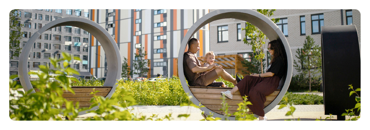 Зелёное и уютное пространство двора