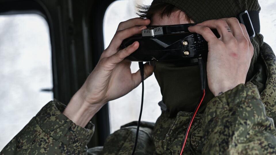     Бойцы ВС РФ попытались спасти сдавшегося в плен украинского боевика от дрона ВСУ РИА Новости/Константин Михальчевский