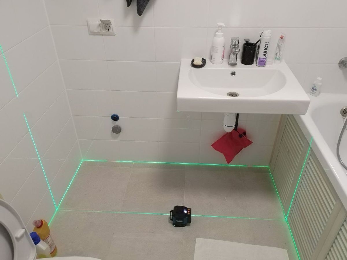 А под этой раковиной подразумевалось сделать тумбу на всю ширину.