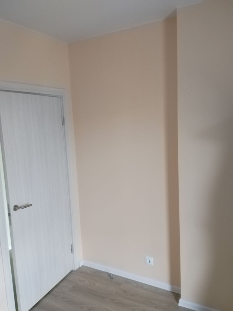 Это довольно бестолковая ниша в моей комнате в новостройке от ПИК