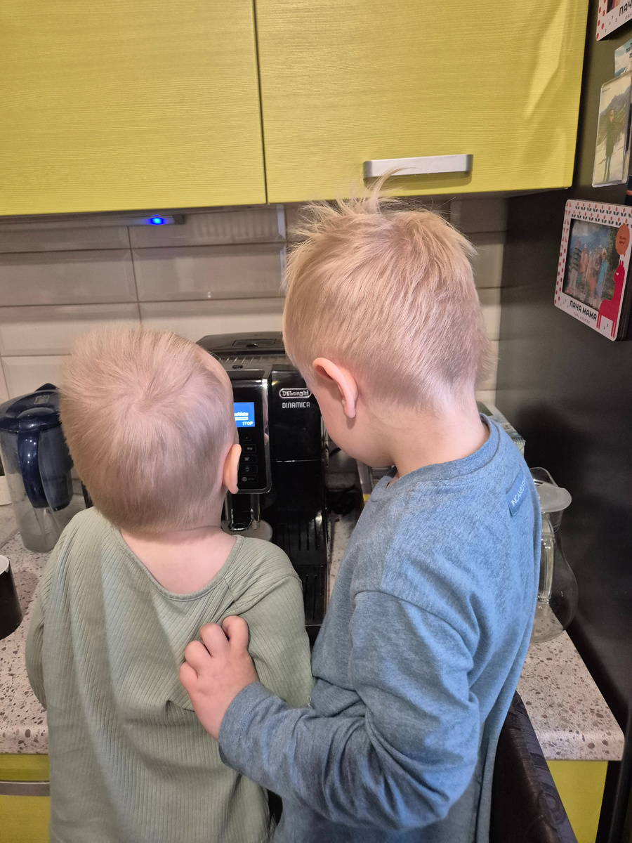 Пытаются вместе приготовить кофе, Гриша оттаскивает Колю назад 😆