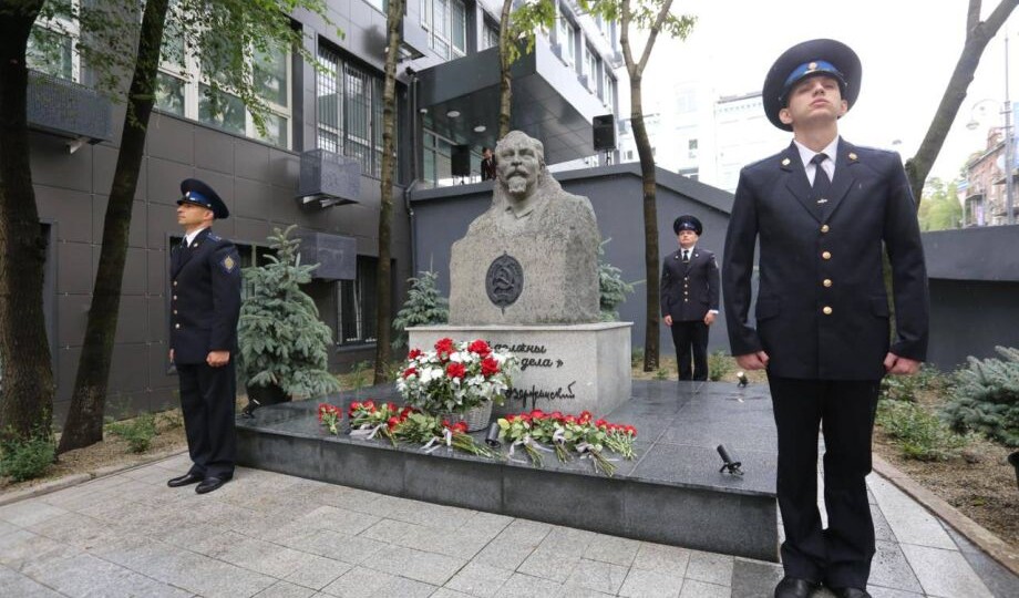 Памятник «Железному Феликсу» вновь появился в центре Владивостока