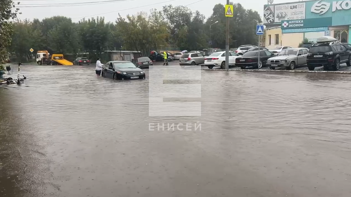     Красноярские коммунальщики перешли в режим повышенной готовности из-за ливня