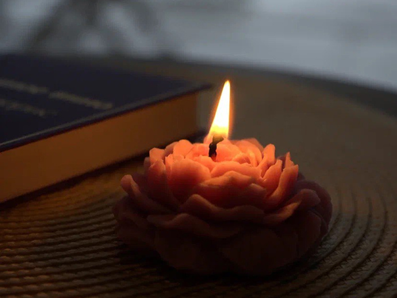 Все свечи, добавленные в эту статью, были сделаны моими руками с большой любовью и теплом. Обязательно используйте подставку при зажжении формовых свечей, они легко растекаются и могут испачкать стол. 