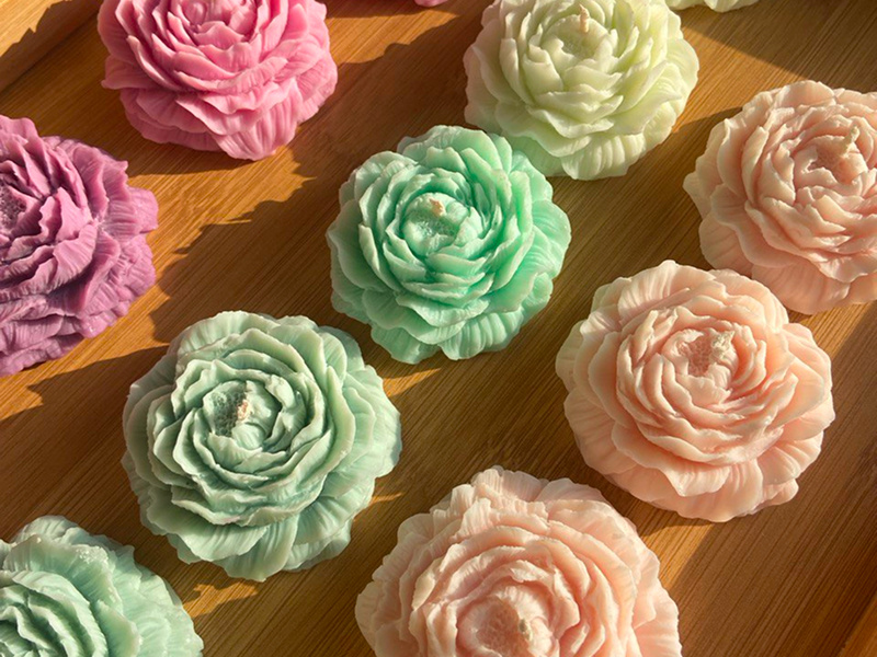 Я создаю свечи только из соевого воска. Они другие на вид, ощупь и запах. Изначально воск белого цвета, поэтому все цвета получаются немного пастельными.