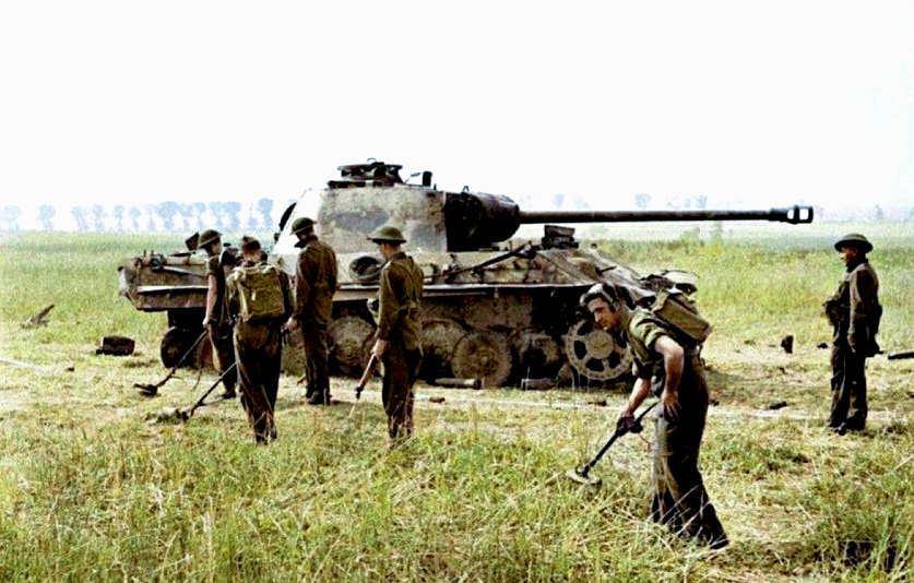 Сапёры Корпуса королевских инженеров обезвреживают мины на окраинах посёлка Виллер-Бокаж.