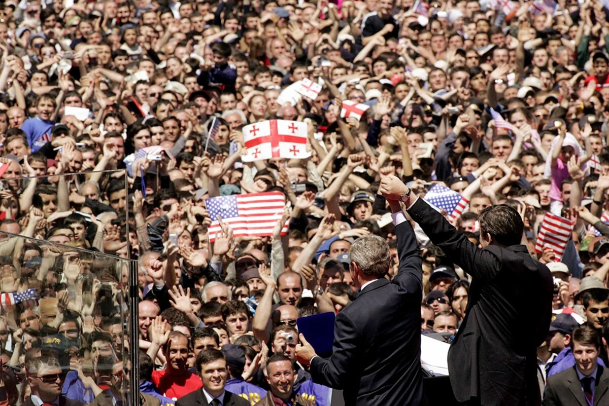 Президенты США и Грузии Джордж Буш и Михаил Саакашвили в Тбилиси, 2005.