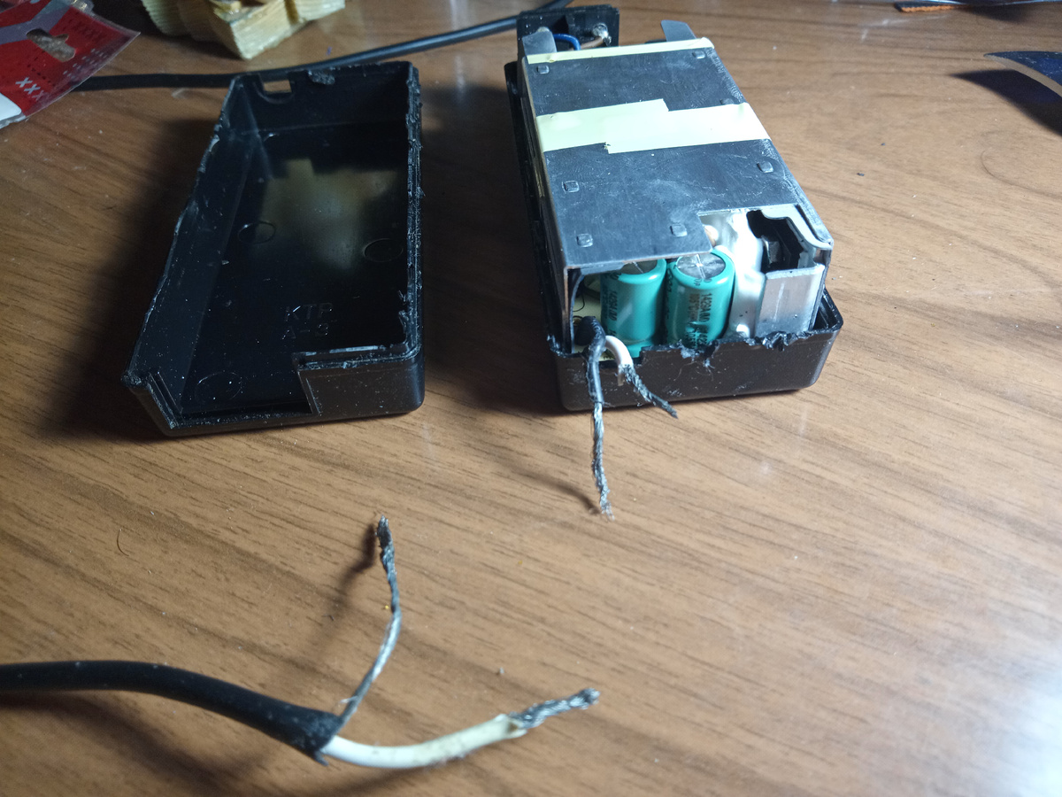 Раскрутил провода, вскрыл короб