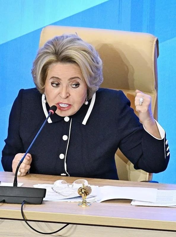 На фото Валентина Матвиенко (род. 7.04.1949 г.)- бывший губернатор Санкт-Петербурга, а сейчас председатель Совета Федерации Федерального Собрания РФ.