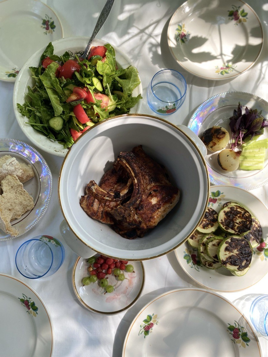 В наших публикациях мы используем реальные фотографии винтажной посуды из своей коллекции. 