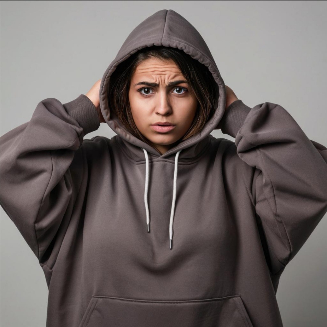 Цвет не играет роли. Основную роль: правильный крой оверсайз и выбор ткани.