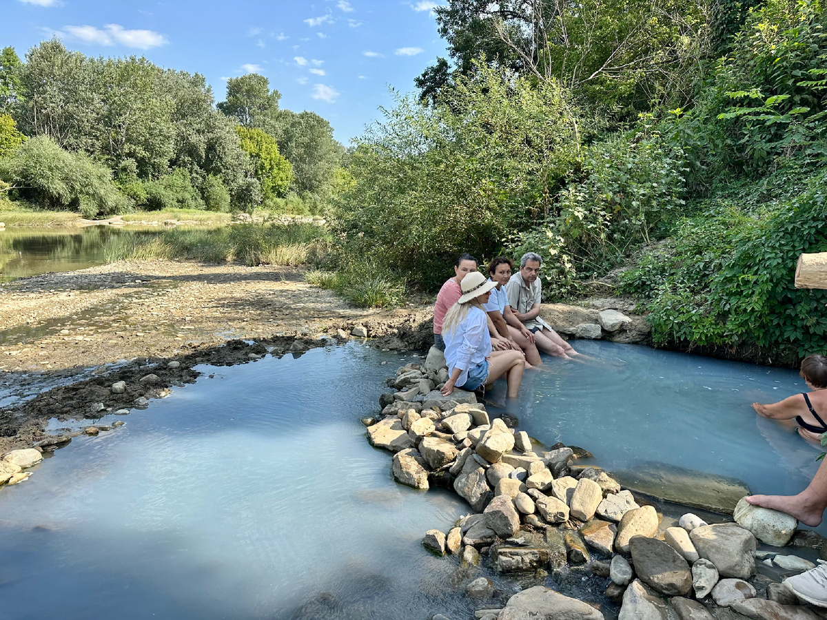 Ванна с голубой водой.