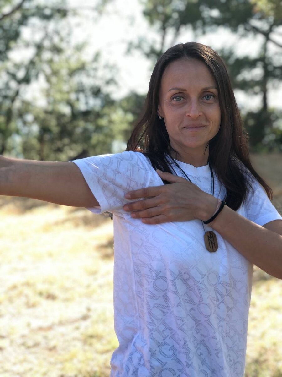 Положите одну руку на широчайшую мышцу спины или крыло, поднимите руку в сторону, почувствуйте её движение. 