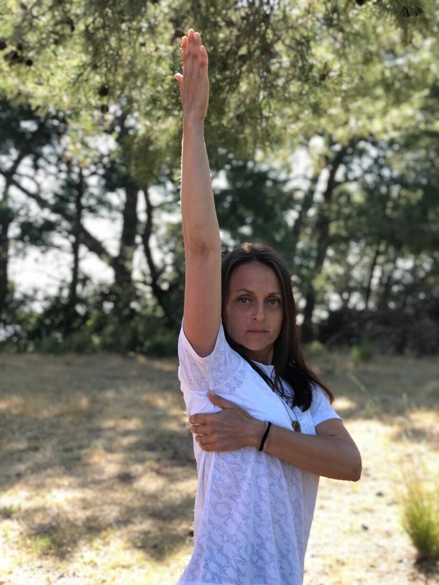 Повторите это элементарное движение несколько раз, затем поднимите руку вверх. 