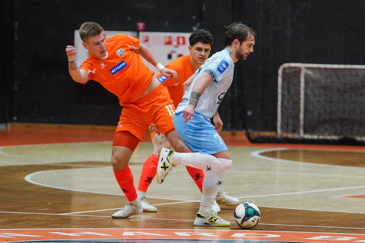    Сургутский «Факел» одержал сенсационную победу над чемпионом страны в мини-футбольной Суперлиге