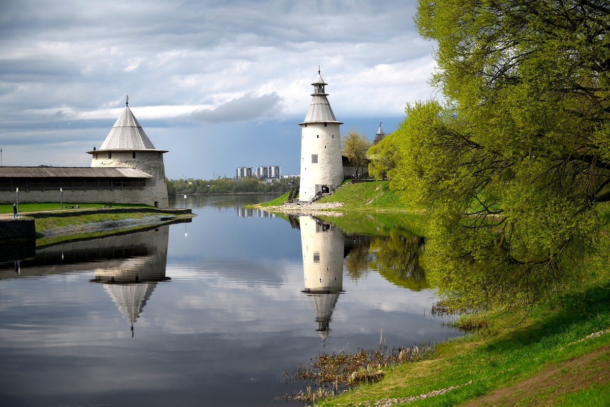    Вид на башни Плоская и Высокая Псковского кремля (Крома) на месте слияния рек Псковы и Великая. / Фото: Григорий Сысоев/ РИА Новости
