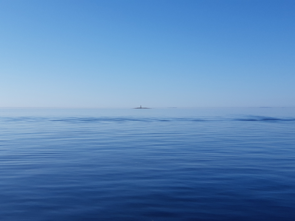 Белое море, маяк на необитаемом острове на пути на Соловки. Синяя синь)