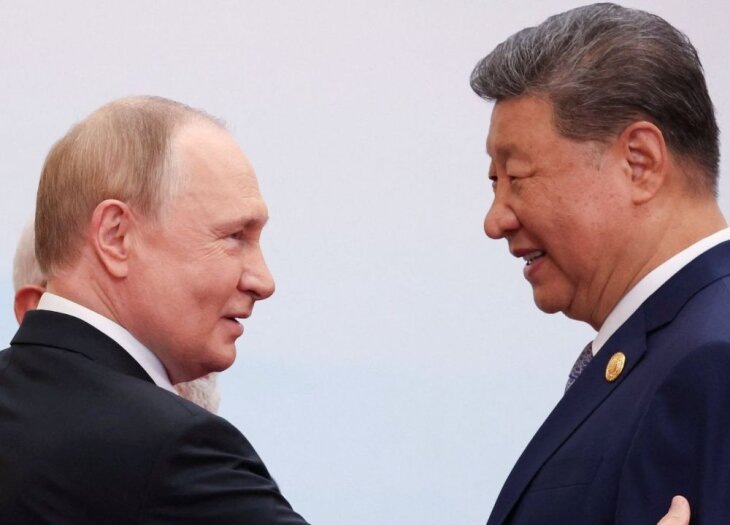     Лидеры РФ и КНР перед началом саммита ШОС в китайском Тяньцзине. Источник: Reuters.