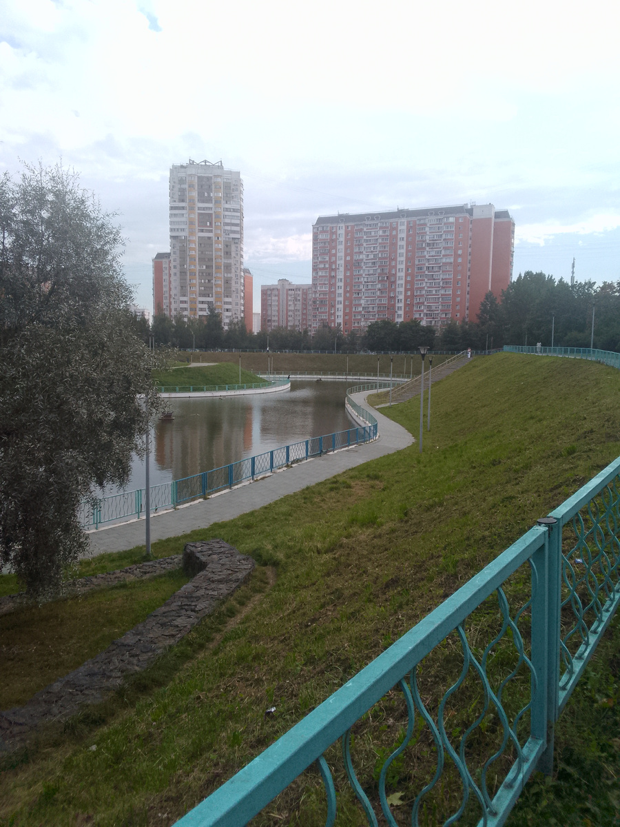 В жару площадь усыпана телами