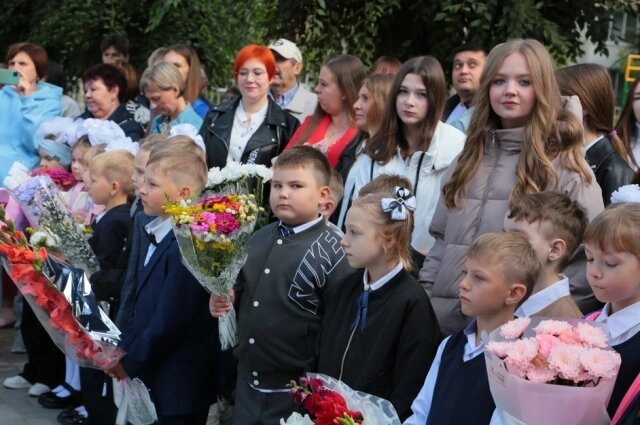    На линейке у школы № 11 в Омске. Фото: АиФ/ Владимир Казионов