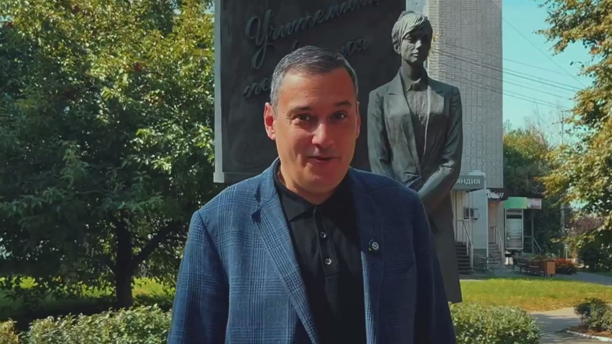    Александр Хинштейн призвал курян вспомнить свою первую учительницу