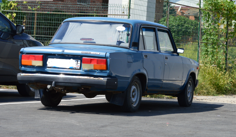 Фото автора. Лето 2025. ВАЗ–2107. Такую машину в СССР называли ХСМ. Расшифровывается просто. Хочу стать мерседесом. Хотеть невредно, вредно нехотеть.