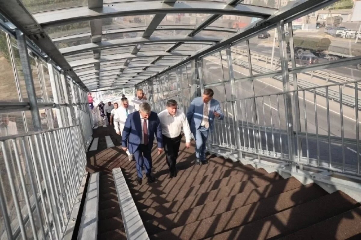    Губернатор Бочаров убедился в прочности надземного перехода в Волгограде