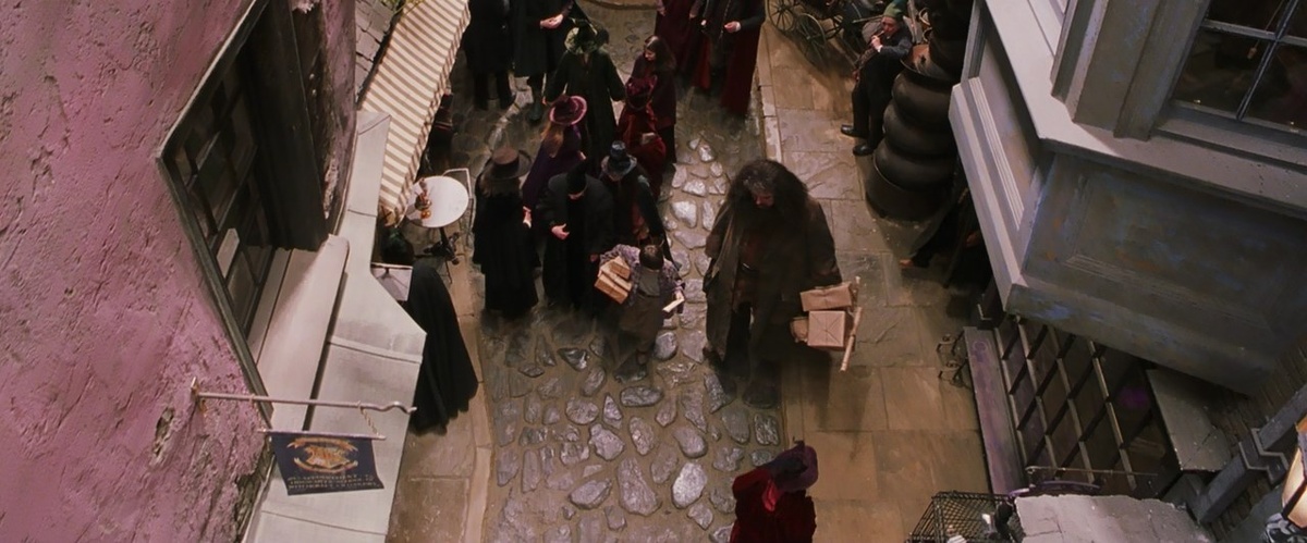 За покупками — по списку. Кадр из фильма «Гарри Поттер и философский камень».