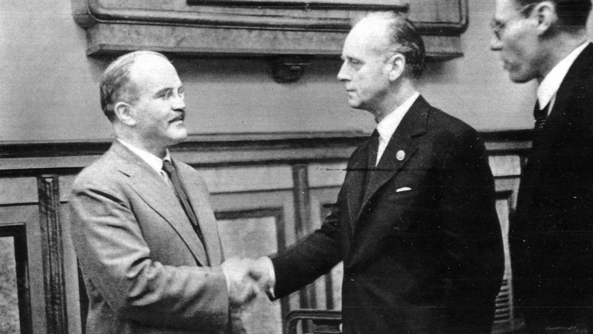 Вячеслав Молотов и Иоахим фон Риббентроп (слева направо) пожимают руки после подписания пакта © CC0 / фонд ЦГАКФД
