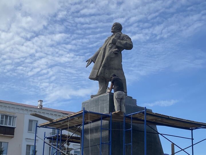 На прошлой неделе облицовка постамента уже выходила на финальную стадию