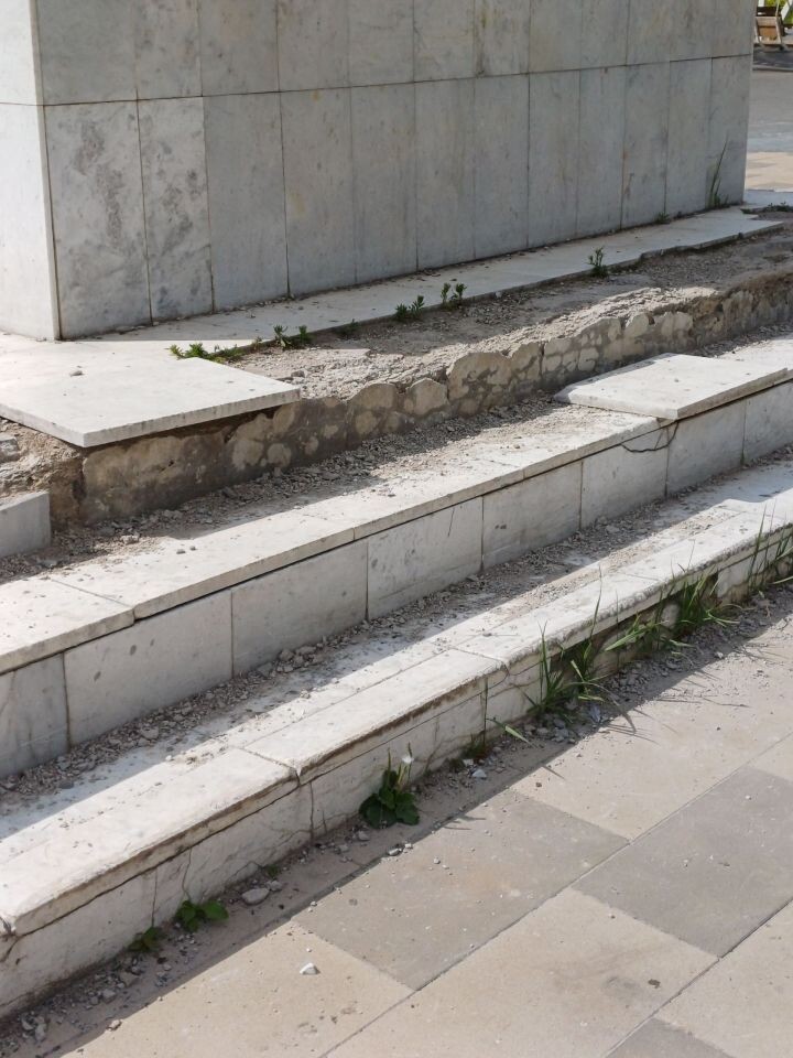 Так постамент выглядел ещё в начале лета