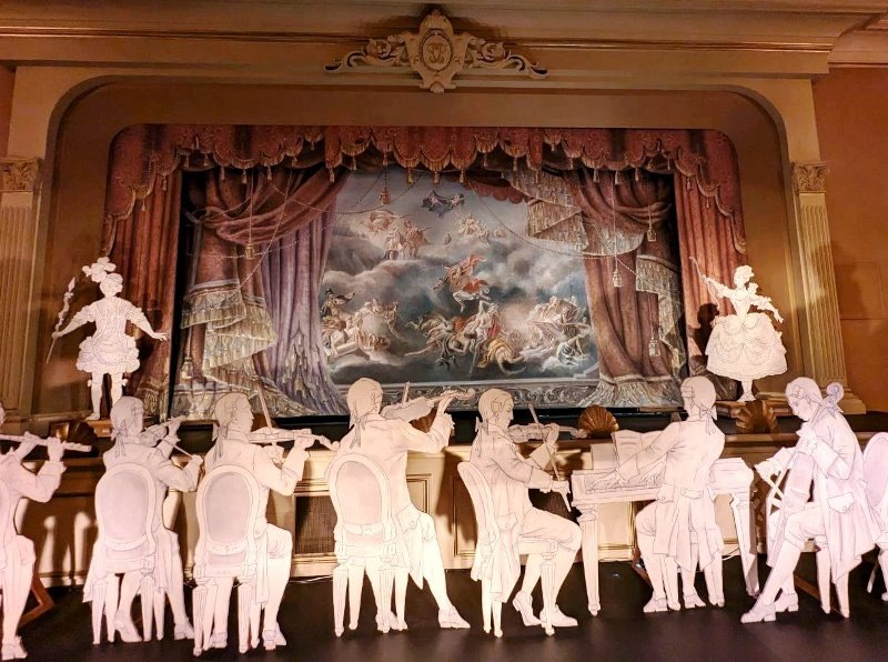 Оперное представление 18 века. Инсталляция во дворце Петра III в Ораниенбауме. Фото моё.