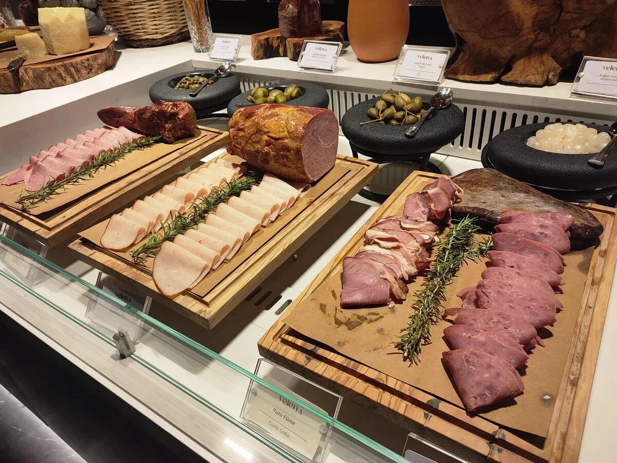    Шведский стол на завтраке в Rixos Tersane Istanbul 5* - как в лучших отелях "все включено" в Анталье. Есть все. Фото: АТОР